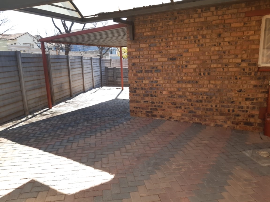 To Let 2 Bedroom Property for Rent in Mondeor Gauteng