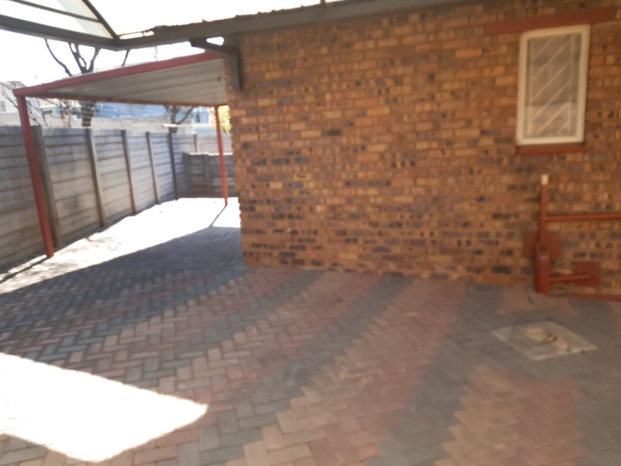 To Let 2 Bedroom Property for Rent in Mondeor Gauteng