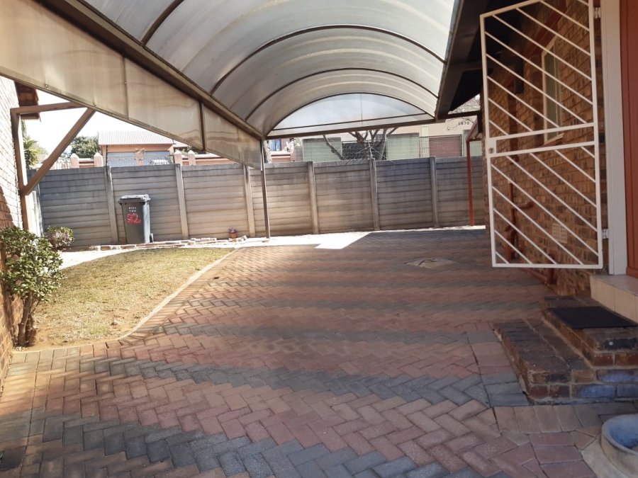 To Let 2 Bedroom Property for Rent in Mondeor Gauteng