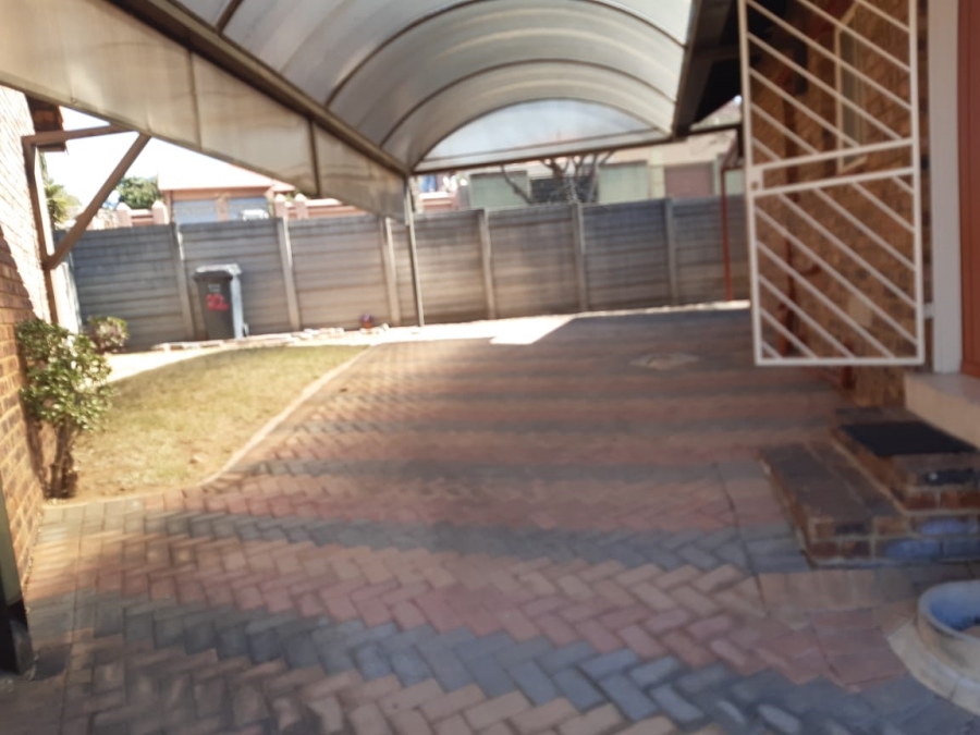 To Let 2 Bedroom Property for Rent in Mondeor Gauteng