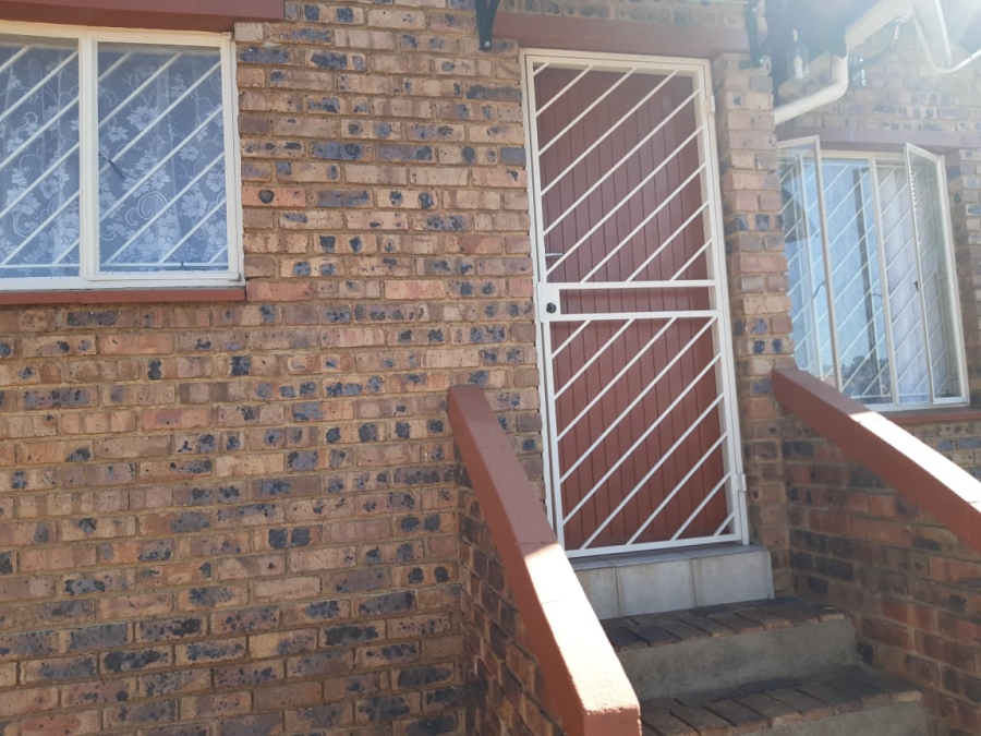 To Let 2 Bedroom Property for Rent in Mondeor Gauteng