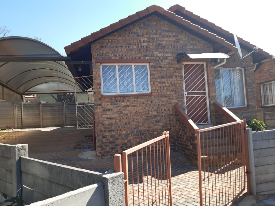 To Let 2 Bedroom Property for Rent in Mondeor Gauteng