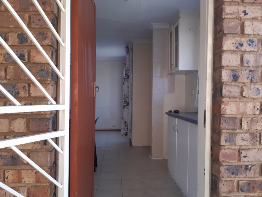 To Let 2 Bedroom Property for Rent in Mondeor Gauteng