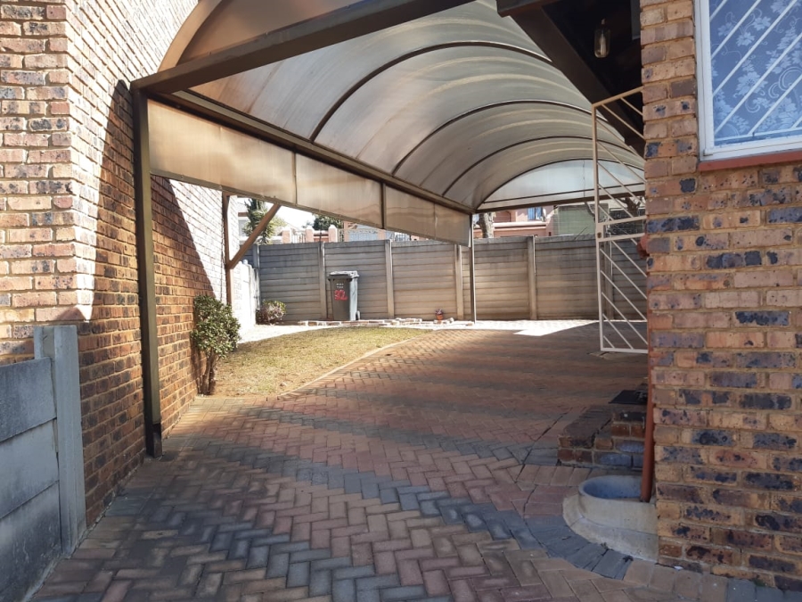 To Let 2 Bedroom Property for Rent in Mondeor Gauteng