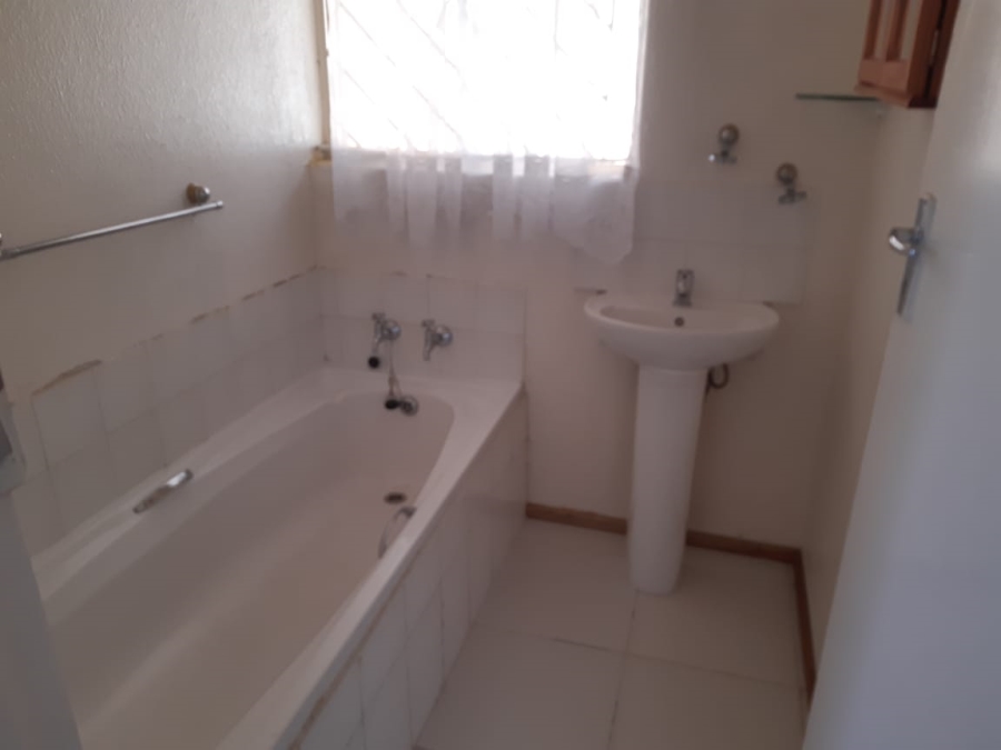 To Let 2 Bedroom Property for Rent in Mondeor Gauteng