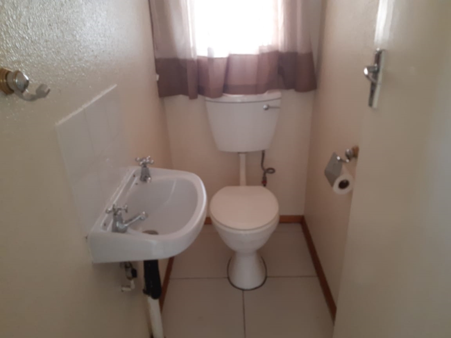 To Let 2 Bedroom Property for Rent in Mondeor Gauteng