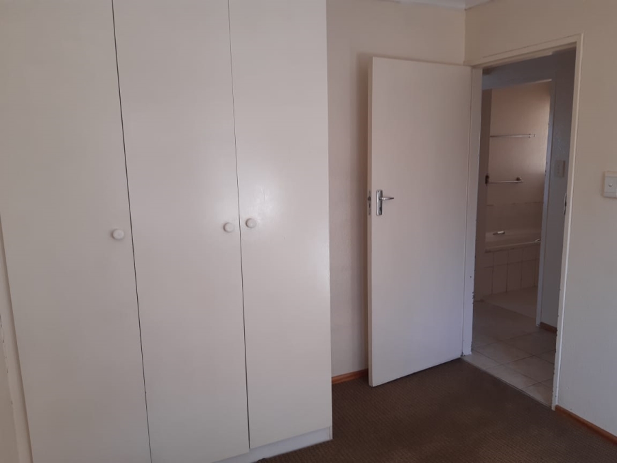 To Let 2 Bedroom Property for Rent in Mondeor Gauteng
