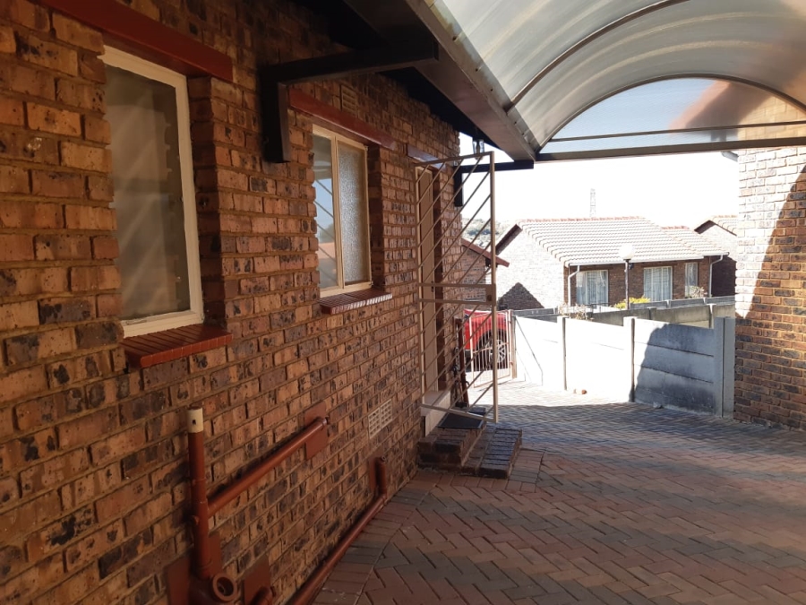 To Let 2 Bedroom Property for Rent in Mondeor Gauteng