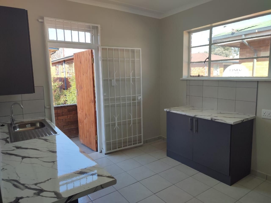 To Let 2 Bedroom Property for Rent in Forest Hill Gauteng