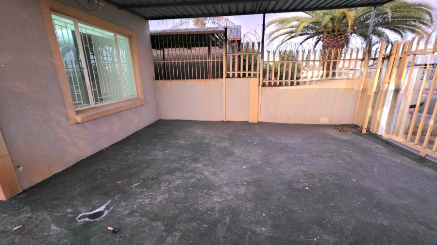 To Let 2 Bedroom Property for Rent in Laudium Gauteng
