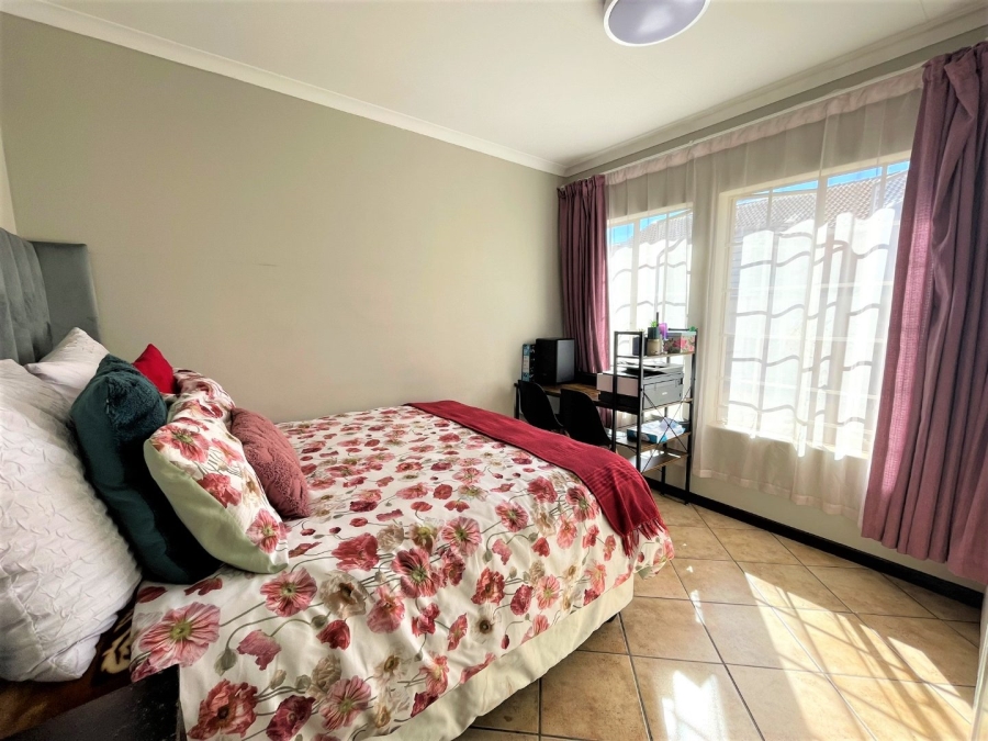 To Let 2 Bedroom Property for Rent in Die Hoewes Gauteng