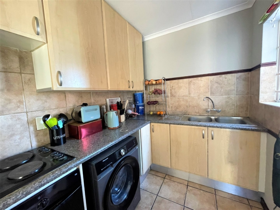To Let 2 Bedroom Property for Rent in Die Hoewes Gauteng