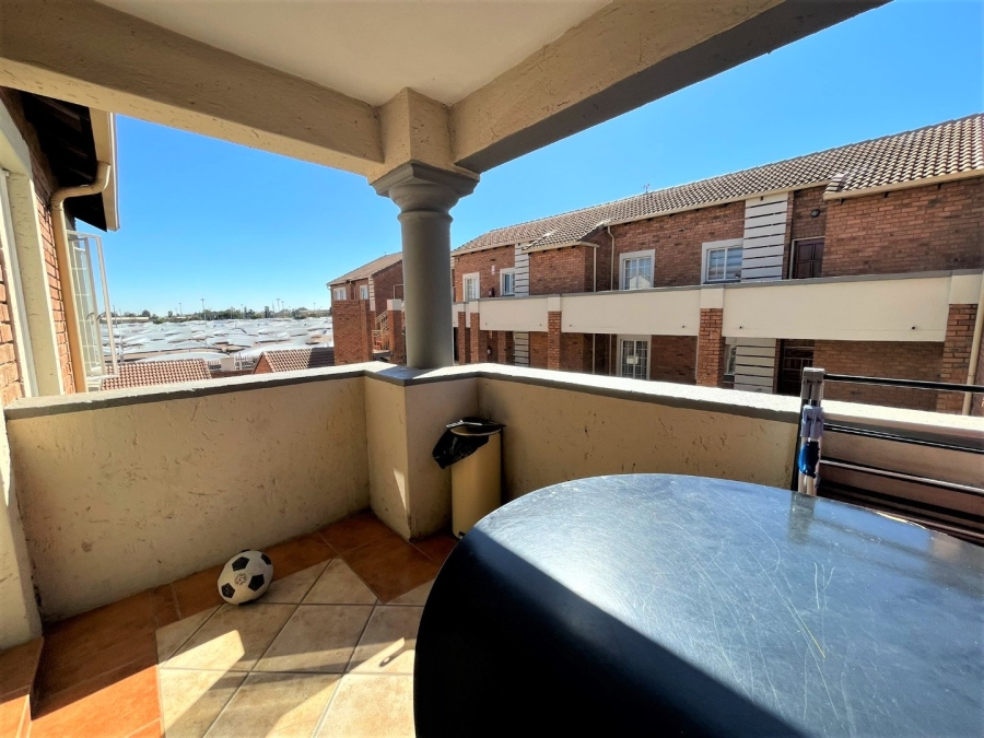 To Let 2 Bedroom Property for Rent in Die Hoewes Gauteng