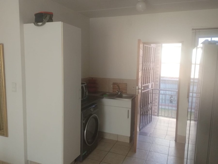 To Let 2 Bedroom Property for Rent in Edenvale Central Gauteng
