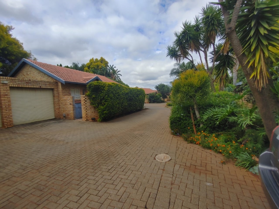 2 Bedroom Property for Sale in La Montagne Gauteng