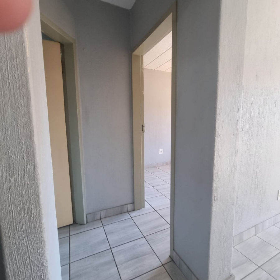 To Let 1 Bedroom Property for Rent in Horison Gauteng