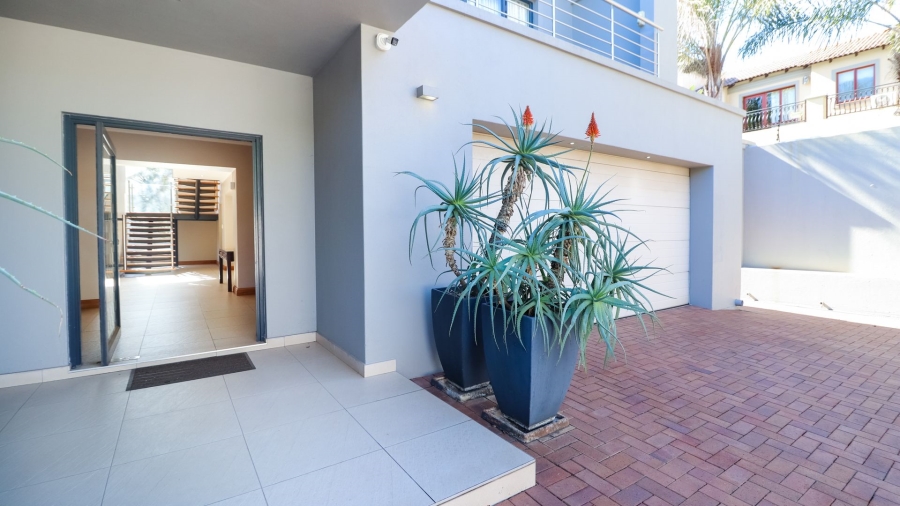 4 Bedroom Property for Sale in Benmore Gardens Gauteng