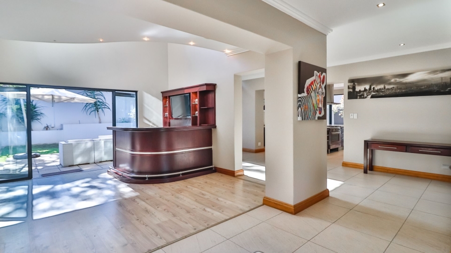 4 Bedroom Property for Sale in Benmore Gardens Gauteng