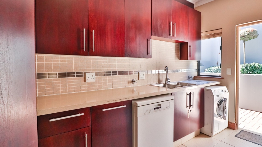 4 Bedroom Property for Sale in Benmore Gardens Gauteng