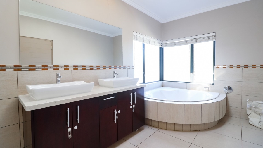 4 Bedroom Property for Sale in Benmore Gardens Gauteng