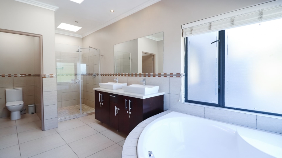 4 Bedroom Property for Sale in Benmore Gardens Gauteng