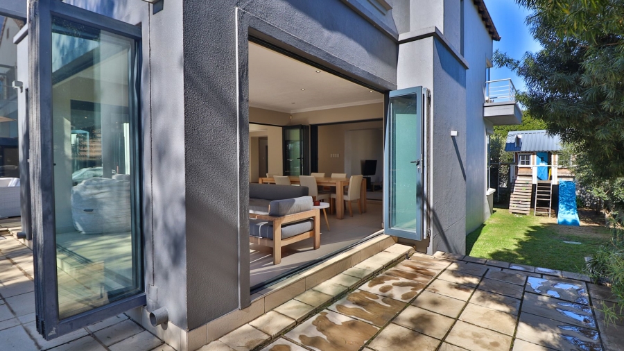 4 Bedroom Property for Sale in Benmore Gardens Gauteng