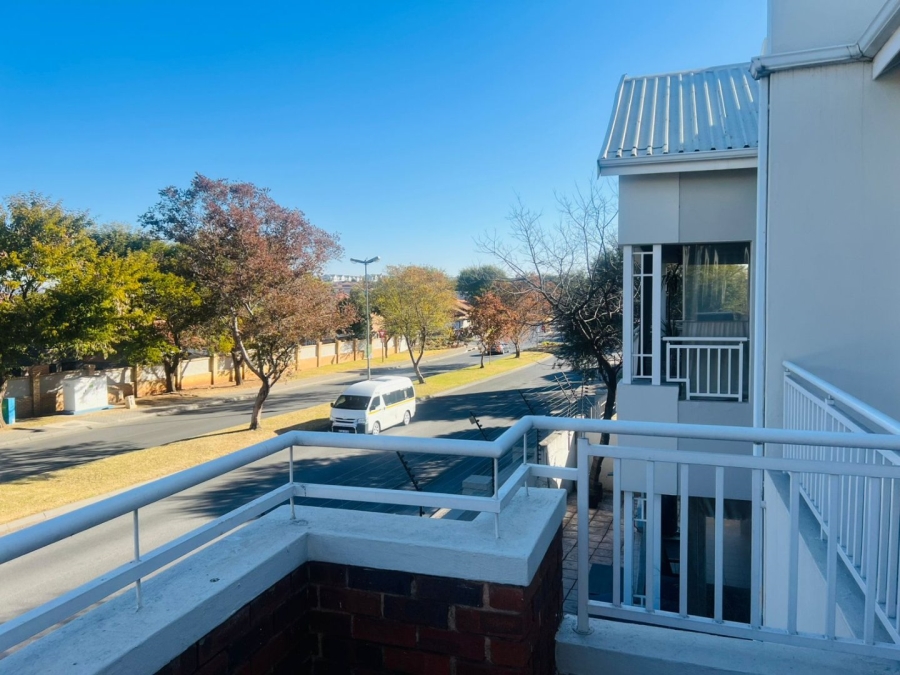 2 Bedroom Property for Sale in Greenstone Hill Gauteng