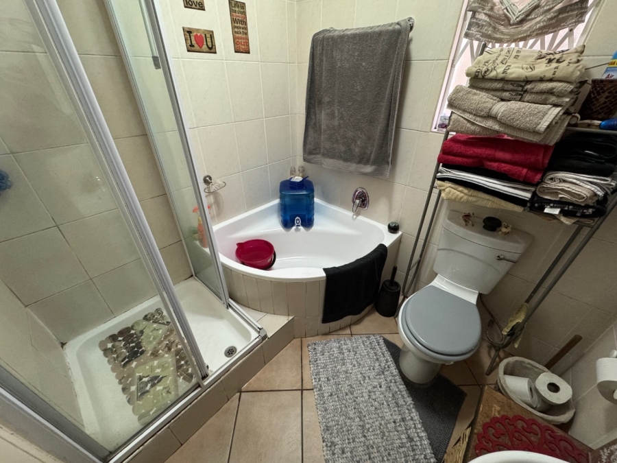 2 Bedroom Property for Sale in Glen Marais Gauteng