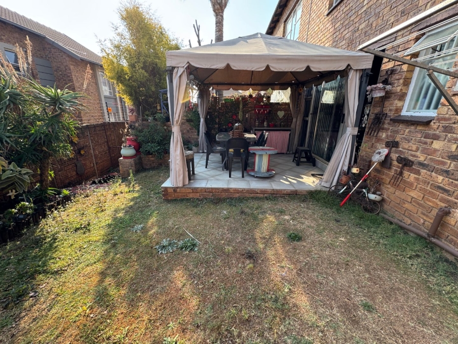 2 Bedroom Property for Sale in Glen Marais Gauteng