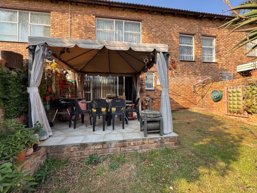 2 Bedroom Property for Sale in Glen Marais Gauteng
