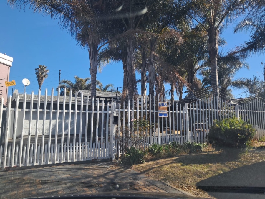 To Let 4 Bedroom Property for Rent in Beyers Park Gauteng