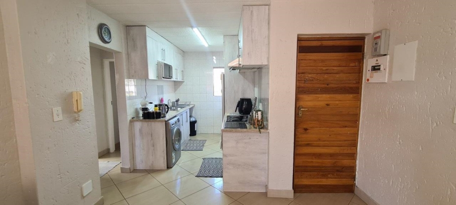 To Let 2 Bedroom Property for Rent in Glenvista Gauteng