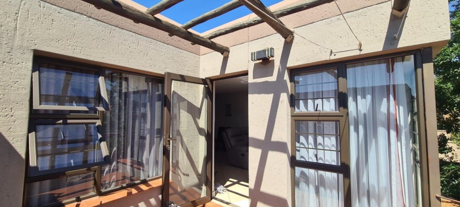 To Let 2 Bedroom Property for Rent in Glenvista Gauteng