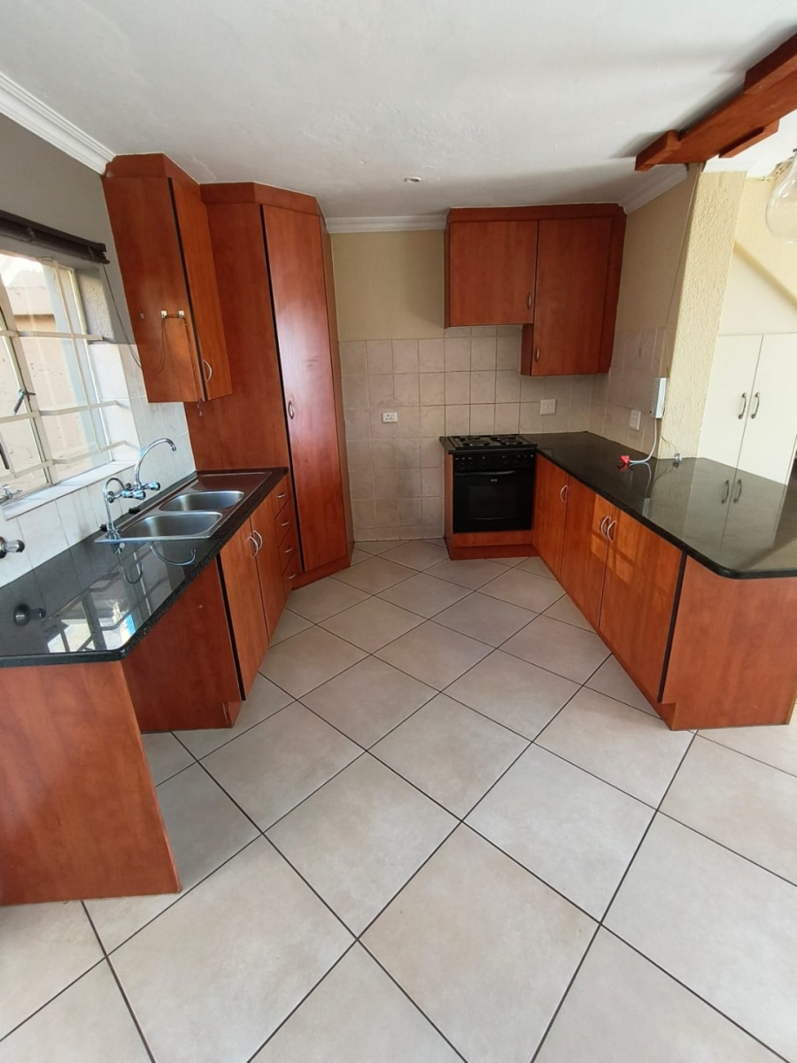 2 Bedroom Property for Sale in La Montagne Gauteng