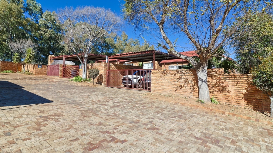 2 Bedroom Property for Sale in Wilgeheuwel Gauteng
