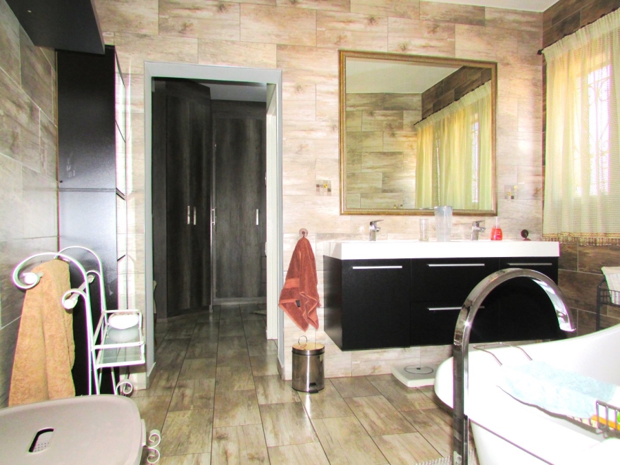 4 Bedroom Property for Sale in Vanderbijlpark SW 5 Gauteng