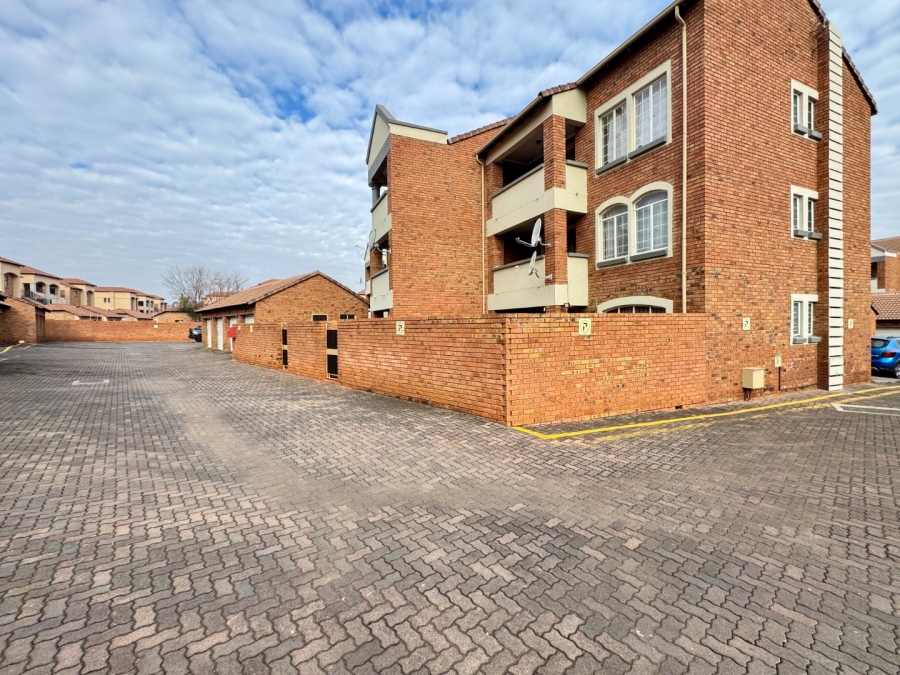 2 Bedroom Property for Sale in Die Hoewes Gauteng