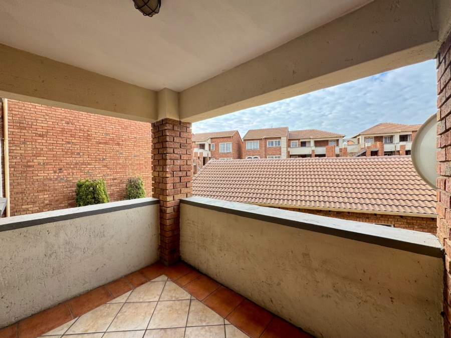 2 Bedroom Property for Sale in Die Hoewes Gauteng