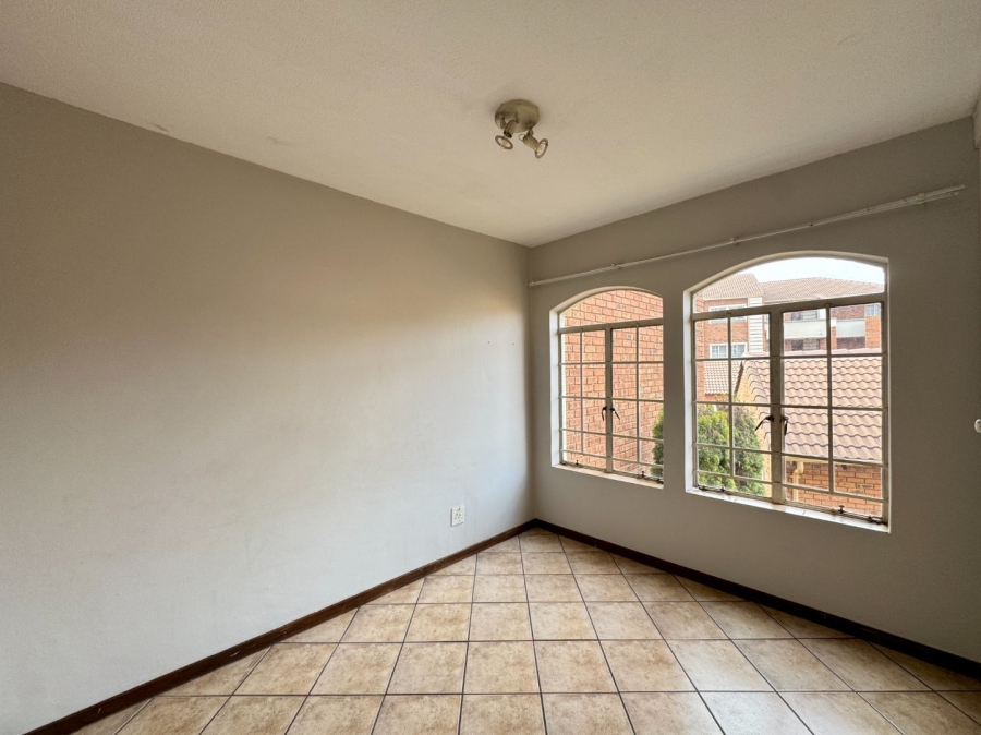 2 Bedroom Property for Sale in Die Hoewes Gauteng