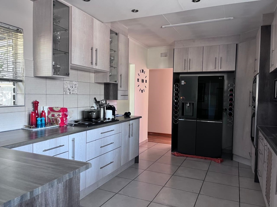 4 Bedroom Property for Sale in Vanderbijlpark SE 2 Gauteng