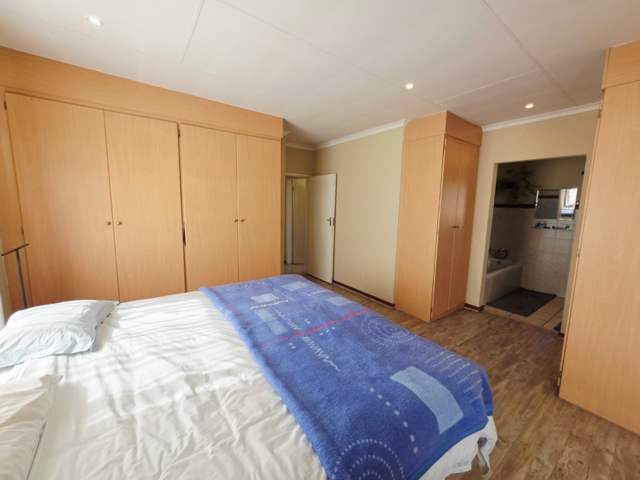 3 Bedroom Property for Sale in La Montagne Gauteng