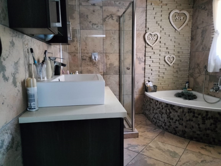 4 Bedroom Property for Sale in Beyers Park Gauteng
