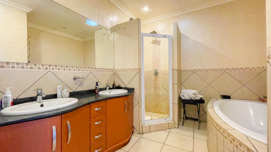 5 Bedroom Property for Sale in Midstream Estate Gauteng