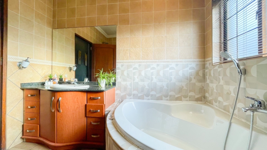 5 Bedroom Property for Sale in Midstream Estate Gauteng
