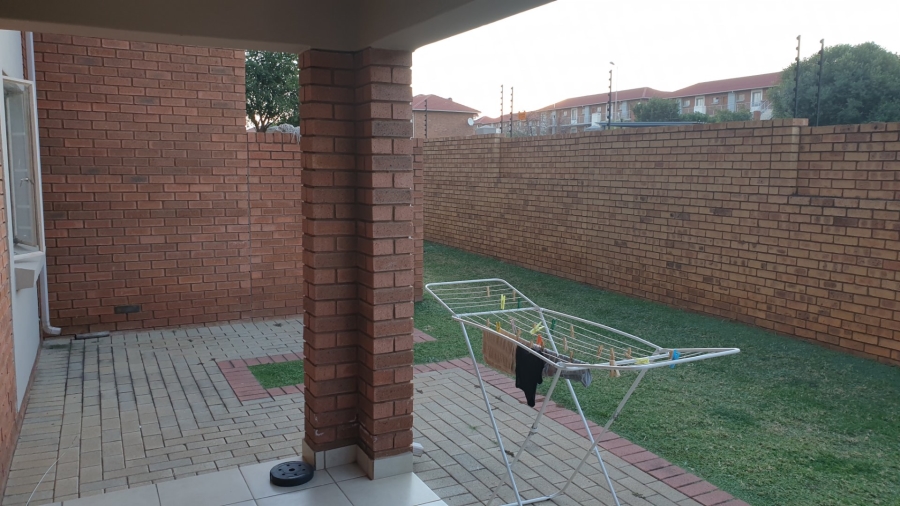 2 Bedroom Property for Sale in Monavoni Gauteng