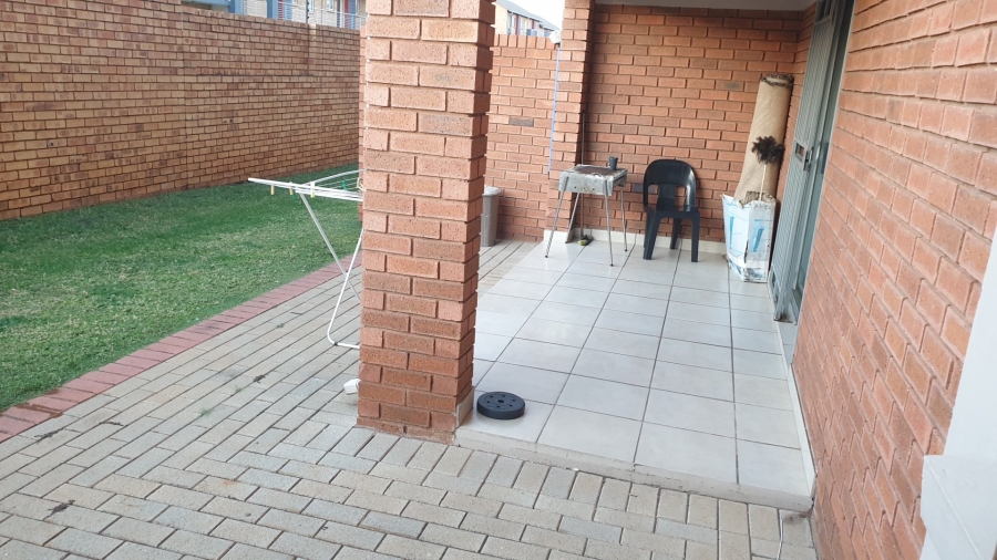 2 Bedroom Property for Sale in Monavoni Gauteng