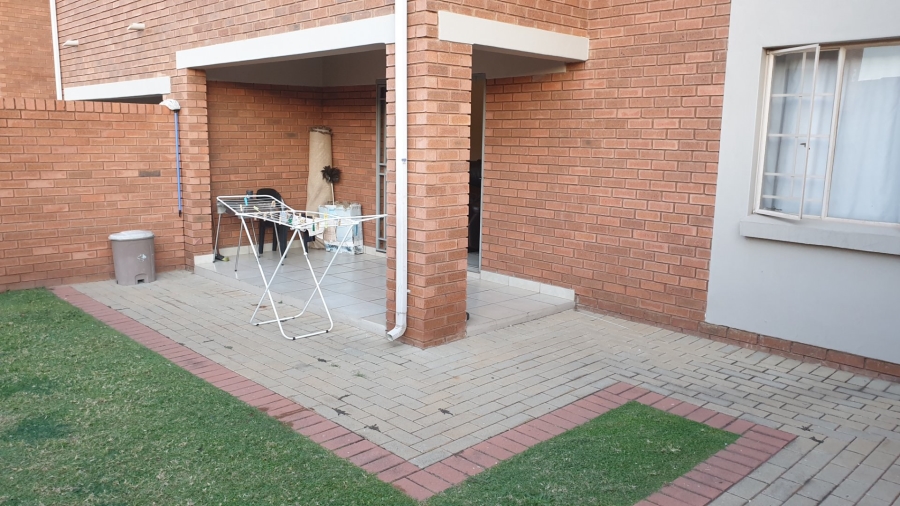 2 Bedroom Property for Sale in Monavoni Gauteng