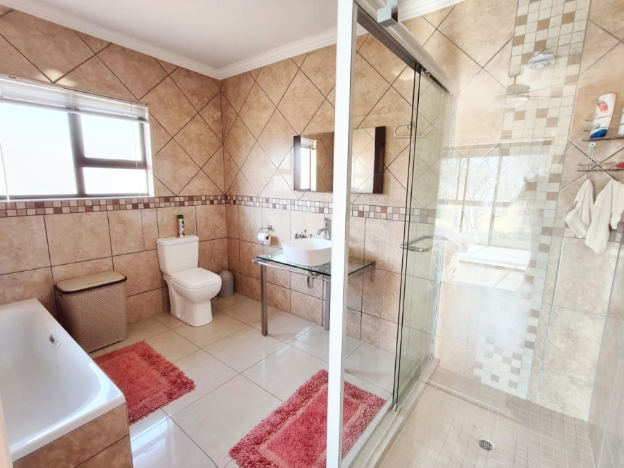5 Bedroom Property for Sale in Misty Bay Gauteng