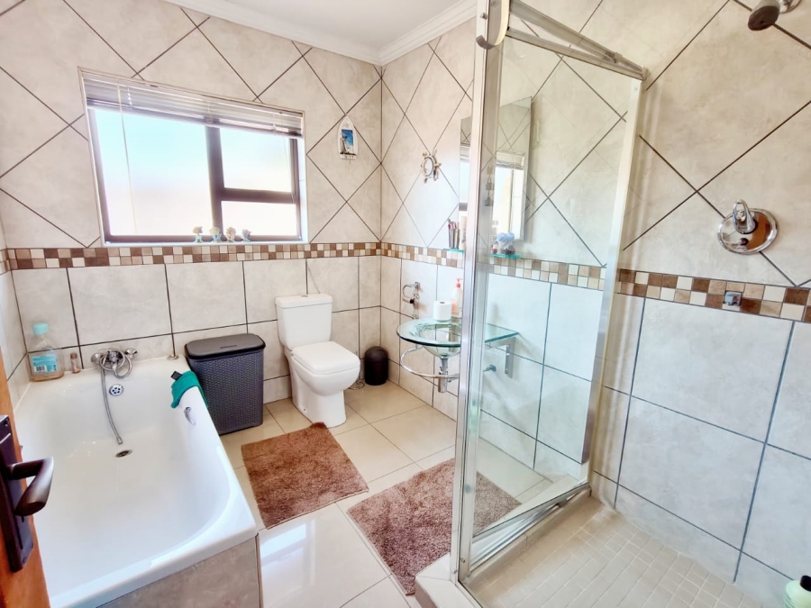 5 Bedroom Property for Sale in Misty Bay Gauteng