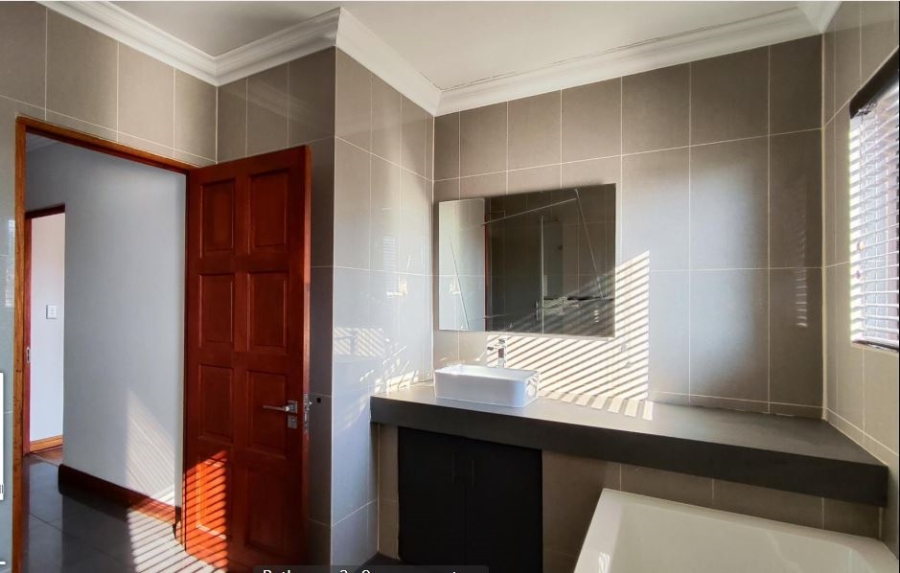 5 Bedroom Property for Sale in Glen Erasmia Gauteng